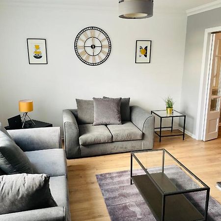 Wolverhampton Large 3 Bedrooms 5 Bed House Perfect For Short & Long Stays Contractors Business Nhs Insurance 1 Bathroom And Separate Wc Private Garden Driveway For 2 Large Vehicles Close To City Centre M6 M54 And Walsall Willenhall Cannock Property エクステリア 写真