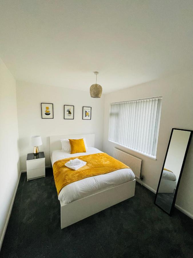 Wolverhampton Large 3 Bedrooms 5 Bed House Perfect For Short & Long Stays Contractors Business Nhs Insurance 1 Bathroom And Separate Wc Private Garden Driveway For 2 Large Vehicles Close To City Centre M6 M54 And Walsall Willenhall Cannock Property エクステリア 写真
