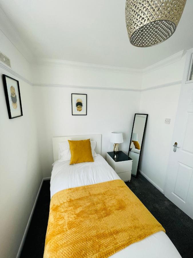 Wolverhampton Large 3 Bedrooms 5 Bed House Perfect For Short & Long Stays Contractors Business Nhs Insurance 1 Bathroom And Separate Wc Private Garden Driveway For 2 Large Vehicles Close To City Centre M6 M54 And Walsall Willenhall Cannock Property エクステリア 写真
