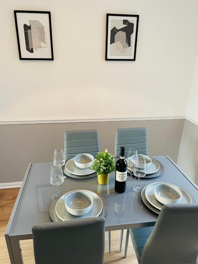 Wolverhampton Large 3 Bedrooms 5 Bed House Perfect For Short & Long Stays Contractors Business Nhs Insurance 1 Bathroom And Separate Wc Private Garden Driveway For 2 Large Vehicles Close To City Centre M6 M54 And Walsall Willenhall Cannock Property エクステリア 写真