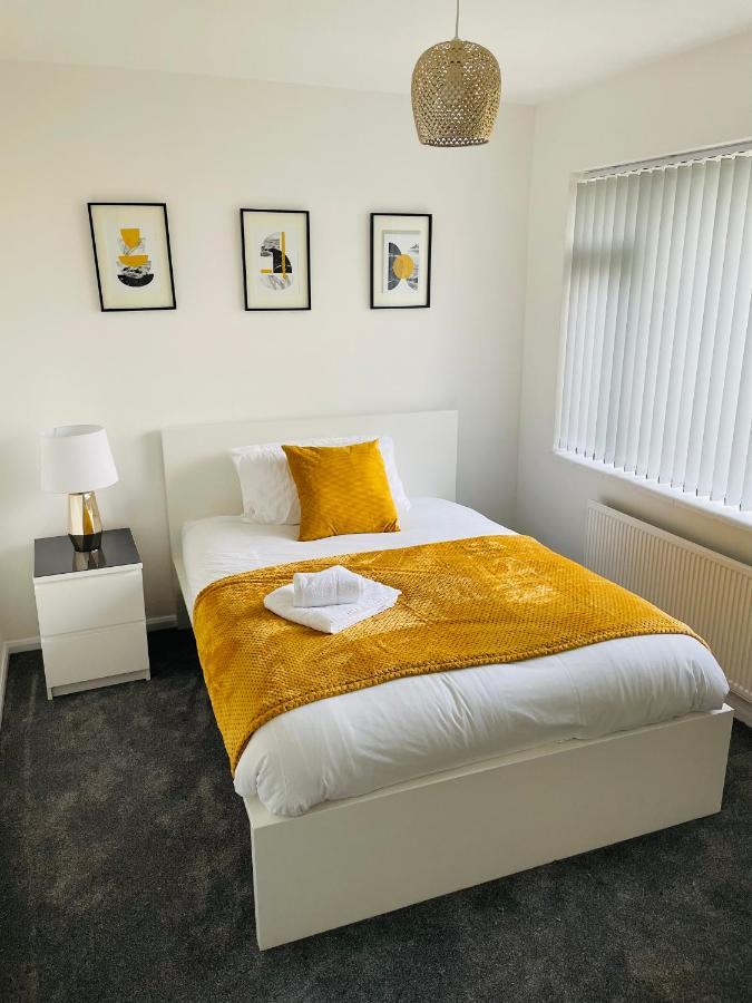 Wolverhampton Large 3 Bedrooms 5 Bed House Perfect For Short & Long Stays Contractors Business Nhs Insurance 1 Bathroom And Separate Wc Private Garden Driveway For 2 Large Vehicles Close To City Centre M6 M54 And Walsall Willenhall Cannock Property エクステリア 写真
