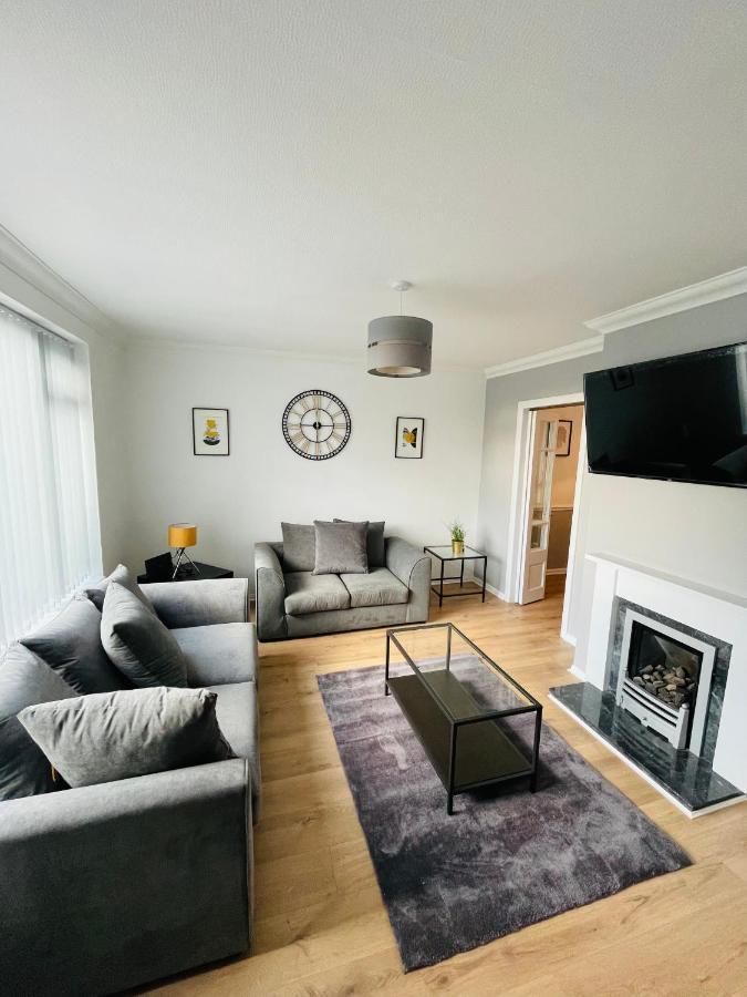 Wolverhampton Large 3 Bedrooms 5 Bed House Perfect For Short & Long Stays Contractors Business Nhs Insurance 1 Bathroom And Separate Wc Private Garden Driveway For 2 Large Vehicles Close To City Centre M6 M54 And Walsall Willenhall Cannock Property エクステリア 写真
