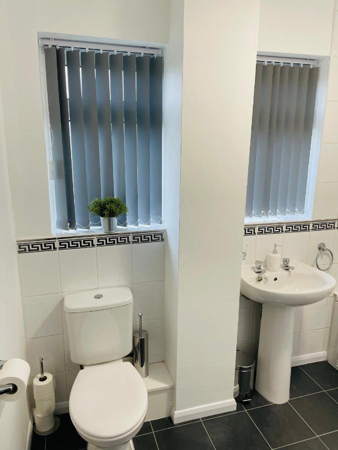 Wolverhampton Large 3 Bedrooms 5 Bed House Perfect For Short & Long Stays Contractors Business Nhs Insurance 1 Bathroom And Separate Wc Private Garden Driveway For 2 Large Vehicles Close To City Centre M6 M54 And Walsall Willenhall Cannock Property エクステリア 写真
