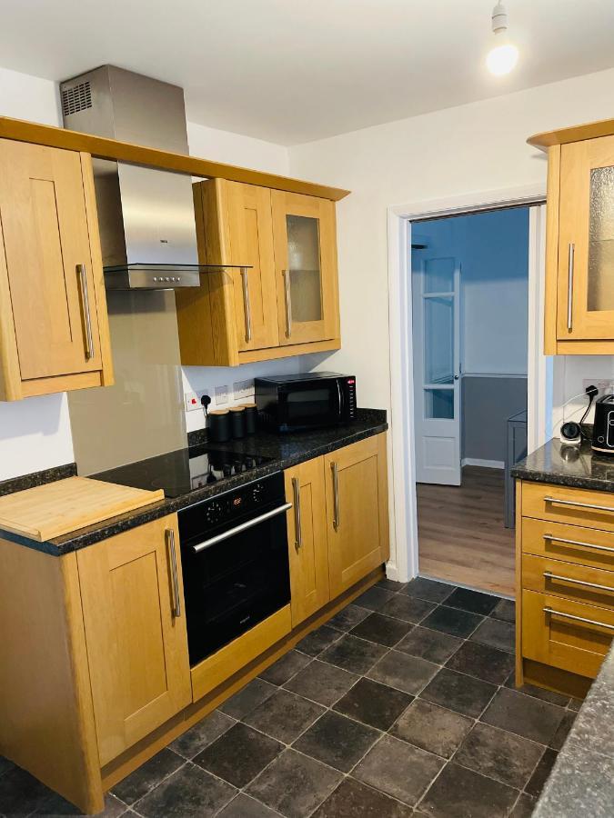 Wolverhampton Large 3 Bedrooms 5 Bed House Perfect For Short & Long Stays Contractors Business Nhs Insurance 1 Bathroom And Separate Wc Private Garden Driveway For 2 Large Vehicles Close To City Centre M6 M54 And Walsall Willenhall Cannock Property エクステリア 写真