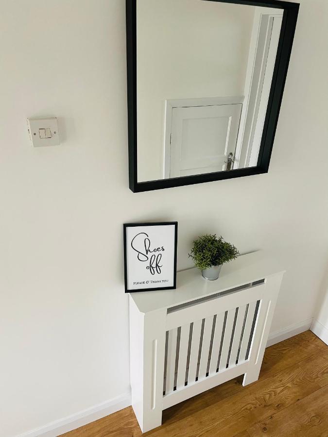 Wolverhampton Large 3 Bedrooms 5 Bed House Perfect For Short & Long Stays Contractors Business Nhs Insurance 1 Bathroom And Separate Wc Private Garden Driveway For 2 Large Vehicles Close To City Centre M6 M54 And Walsall Willenhall Cannock Property エクステリア 写真