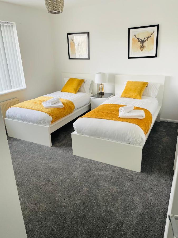 Wolverhampton Large 3 Bedrooms 5 Bed House Perfect For Short & Long Stays Contractors Business Nhs Insurance 1 Bathroom And Separate Wc Private Garden Driveway For 2 Large Vehicles Close To City Centre M6 M54 And Walsall Willenhall Cannock Property エクステリア 写真