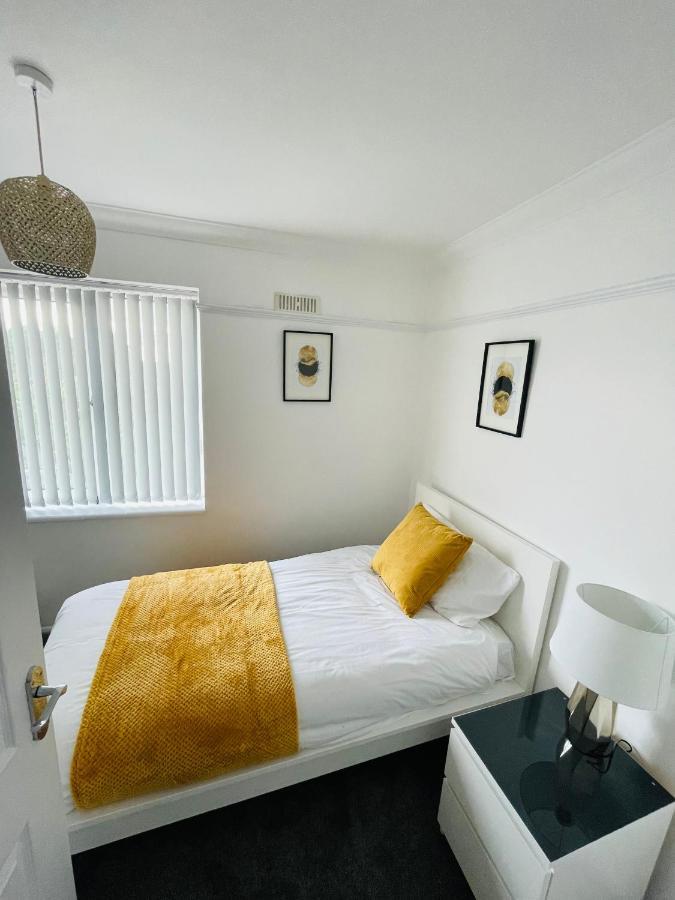 Wolverhampton Large 3 Bedrooms 5 Bed House Perfect For Short & Long Stays Contractors Business Nhs Insurance 1 Bathroom And Separate Wc Private Garden Driveway For 2 Large Vehicles Close To City Centre M6 M54 And Walsall Willenhall Cannock Property エクステリア 写真