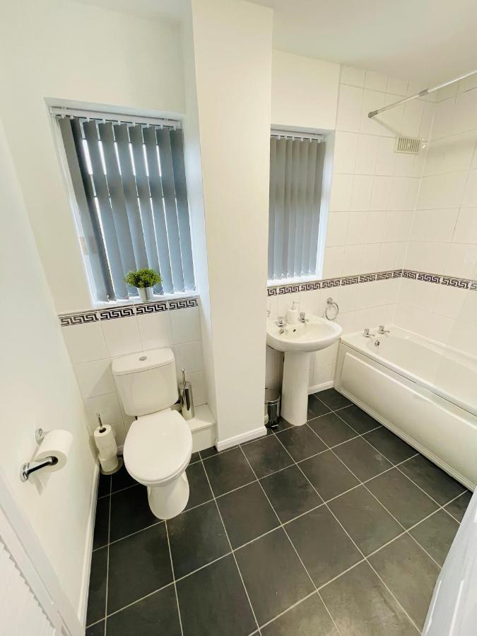 Wolverhampton Large 3 Bedrooms 5 Bed House Perfect For Short & Long Stays Contractors Business Nhs Insurance 1 Bathroom And Separate Wc Private Garden Driveway For 2 Large Vehicles Close To City Centre M6 M54 And Walsall Willenhall Cannock Property エクステリア 写真