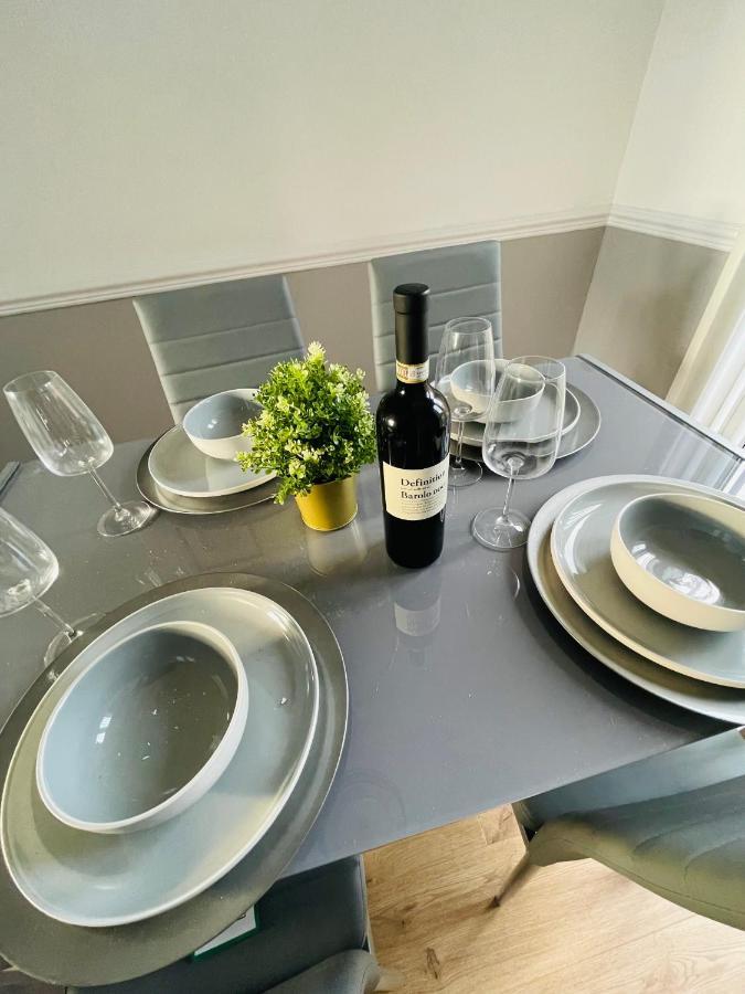 Wolverhampton Large 3 Bedrooms 5 Bed House Perfect For Short & Long Stays Contractors Business Nhs Insurance 1 Bathroom And Separate Wc Private Garden Driveway For 2 Large Vehicles Close To City Centre M6 M54 And Walsall Willenhall Cannock Property エクステリア 写真