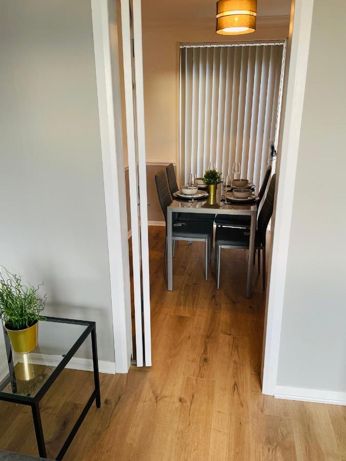 Wolverhampton Large 3 Bedrooms 5 Bed House Perfect For Short & Long Stays Contractors Business Nhs Insurance 1 Bathroom And Separate Wc Private Garden Driveway For 2 Large Vehicles Close To City Centre M6 M54 And Walsall Willenhall Cannock Property エクステリア 写真