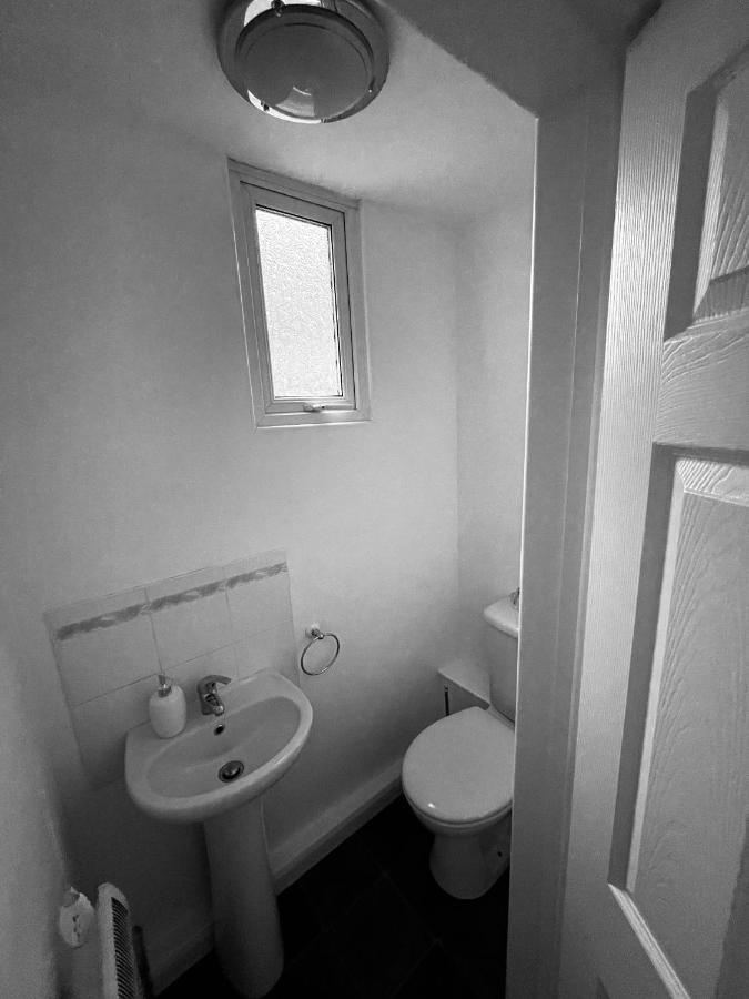 Wolverhampton Large 3 Bedrooms 5 Bed House Perfect For Short & Long Stays Contractors Business Nhs Insurance 1 Bathroom And Separate Wc Private Garden Driveway For 2 Large Vehicles Close To City Centre M6 M54 And Walsall Willenhall Cannock Property エクステリア 写真