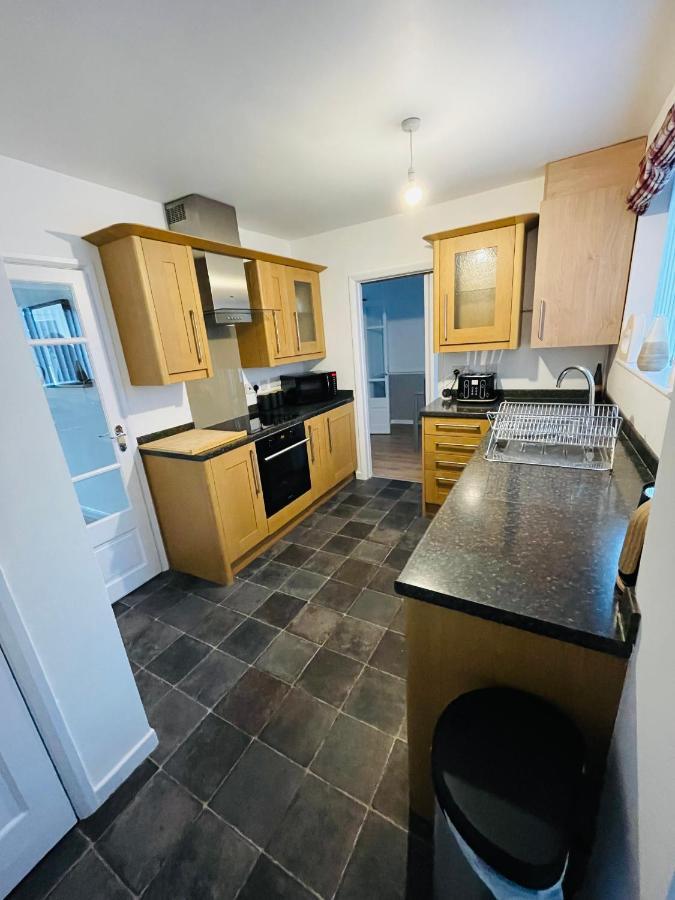 Wolverhampton Large 3 Bedrooms 5 Bed House Perfect For Short & Long Stays Contractors Business Nhs Insurance 1 Bathroom And Separate Wc Private Garden Driveway For 2 Large Vehicles Close To City Centre M6 M54 And Walsall Willenhall Cannock Property エクステリア 写真