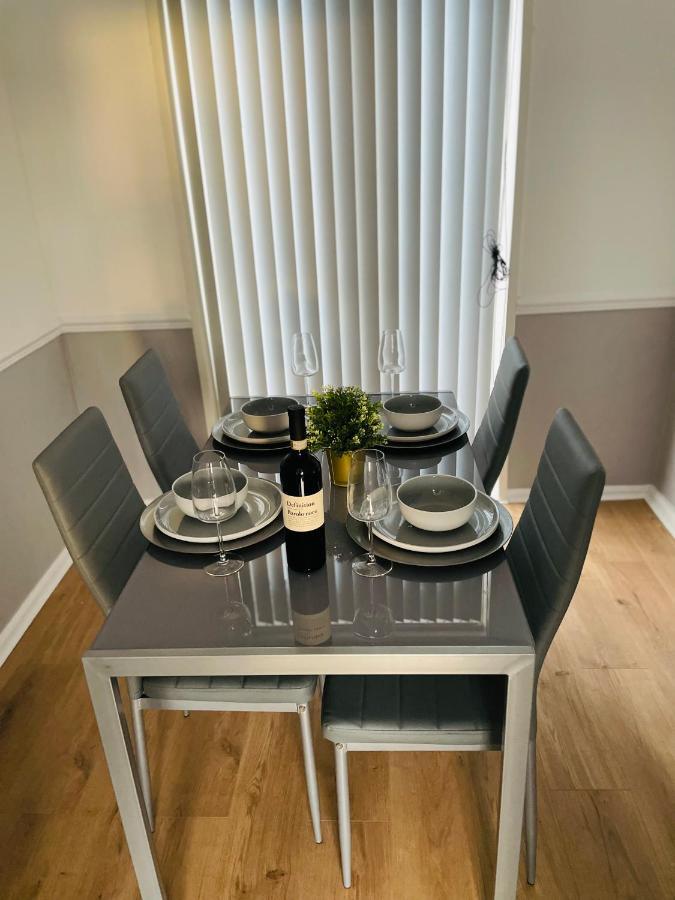 Wolverhampton Large 3 Bedrooms 5 Bed House Perfect For Short & Long Stays Contractors Business Nhs Insurance 1 Bathroom And Separate Wc Private Garden Driveway For 2 Large Vehicles Close To City Centre M6 M54 And Walsall Willenhall Cannock Property エクステリア 写真