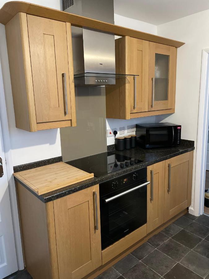 Wolverhampton Large 3 Bedrooms 5 Bed House Perfect For Short & Long Stays Contractors Business Nhs Insurance 1 Bathroom And Separate Wc Private Garden Driveway For 2 Large Vehicles Close To City Centre M6 M54 And Walsall Willenhall Cannock Property エクステリア 写真